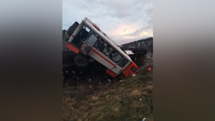 Пять человек пострадали в ДТП с вахтовым автобусом в Кузбассе