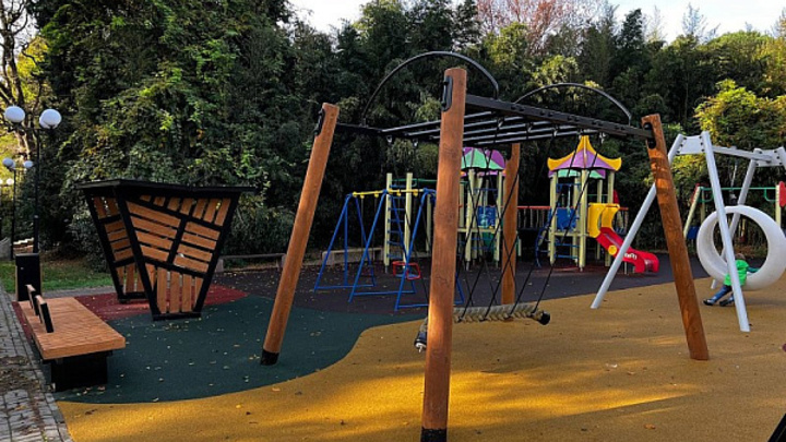 Более 100 новых детских площадок появится в Сочи до конца этого года