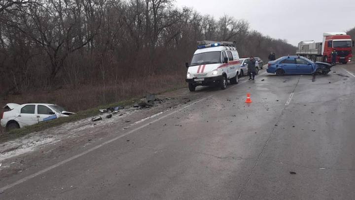 Под Новочеркасском водитель вылетела на встречную полосу и едва не погибла в столкновении