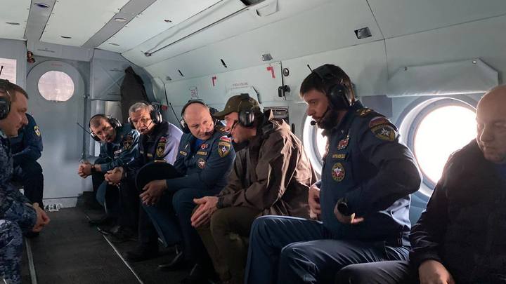 Глава МЧС и свердловский губернатор прилетели на вертолете в сгоревшую Сосьву