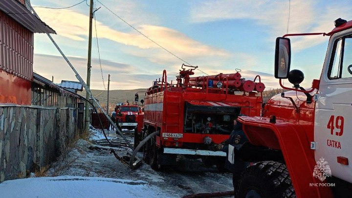 Огонь распространился быстро: коттедж вспыхнул в Челябинской области