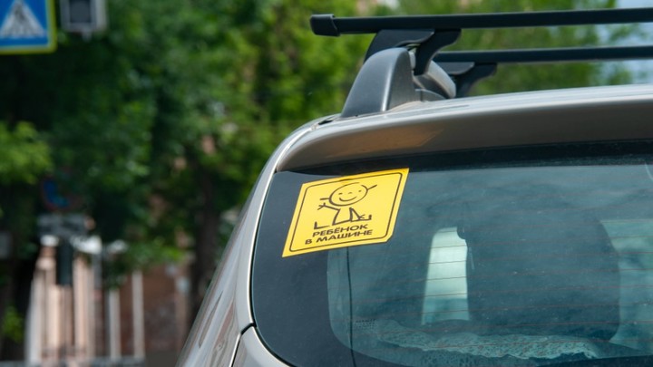 Страдают и взрослые и дети: Врач рассказал, как справиться с укачиванием в машине