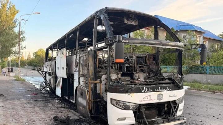 Появились кадры обгоревшего автобуса «Москва-Симферополь», который атаковали ВСУ