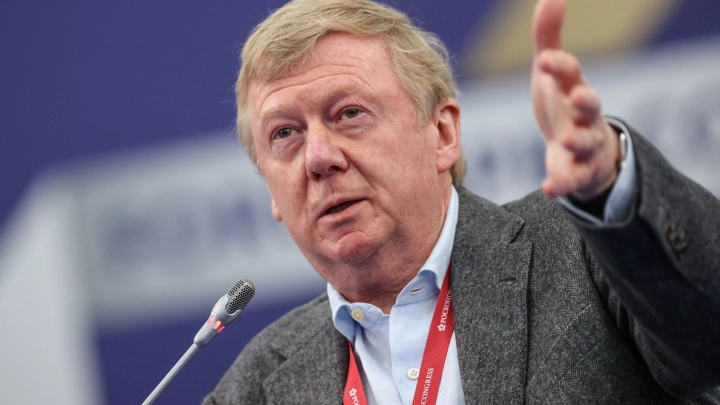 Роль связника с элитой: Чубайс знает массу чужих секретов. Со времён уничтожения СССР