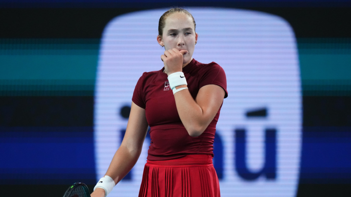 Мирра Андреева сломала ракетку и обругала зрителей после поражения