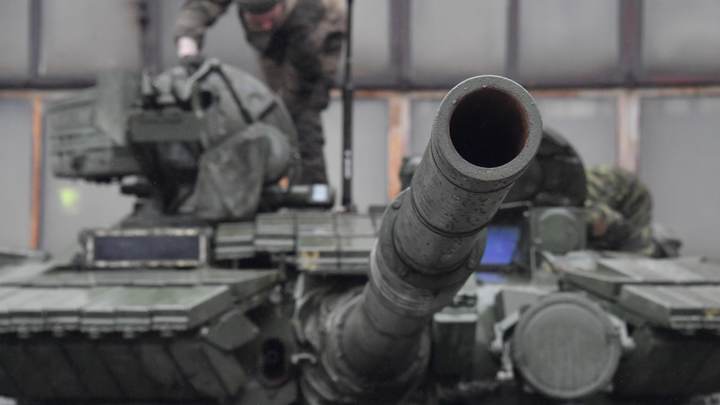 Уралвагонзавод отправил русской армии эшелон новых танков с управляемыми ракетами