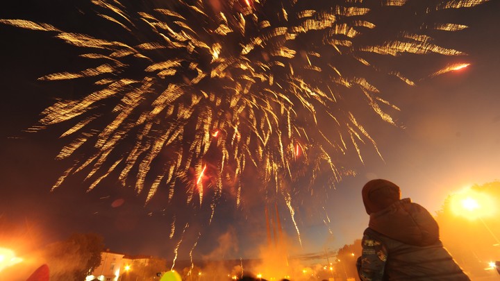 Страшно красиво: В Ростове-на-Дону вспыхнул склад фейерверков