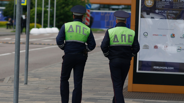 В Сочи во время наводнения снесло патрульный автомобиль сотрудников ДПС