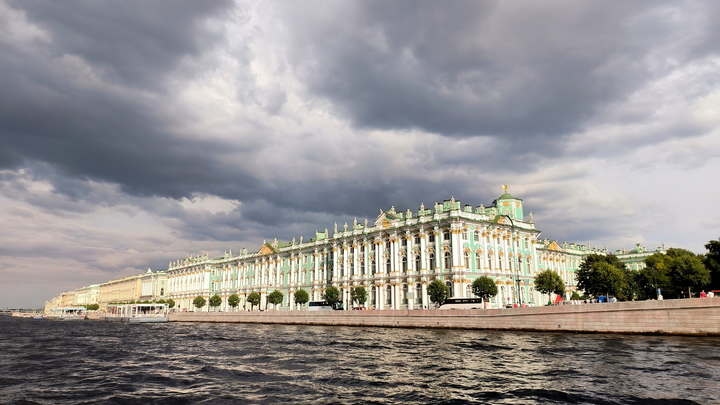 Беспилотник врезался в стену Эрмитажа