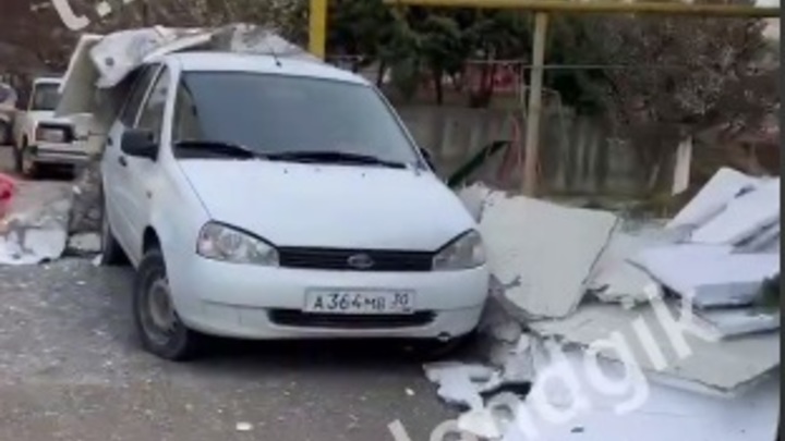 В Геленджике из-за ветра оторвался утеплитель фасада на многоэтажке