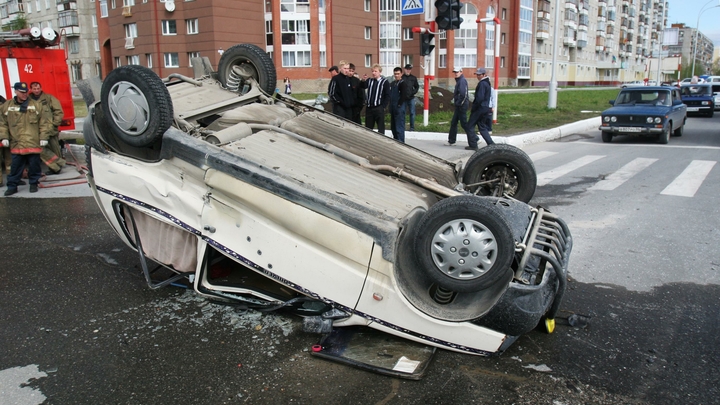 В центре Новосибирска машина перевернулась на крышу в результате ДТП
