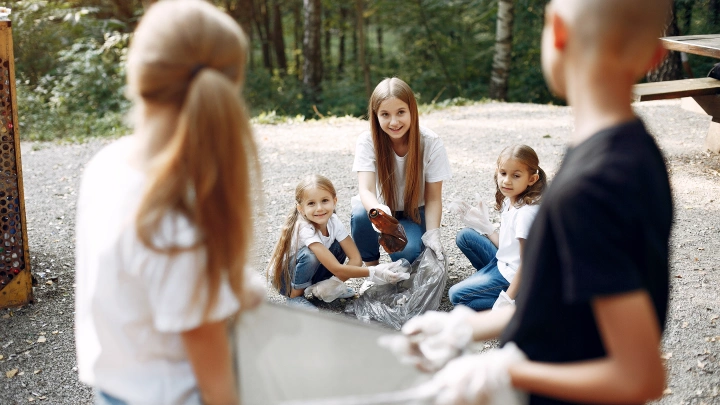 До бочки — два шага. Бесплатный пляж в Приморье утопает в мусоре и наглости отдыхающих