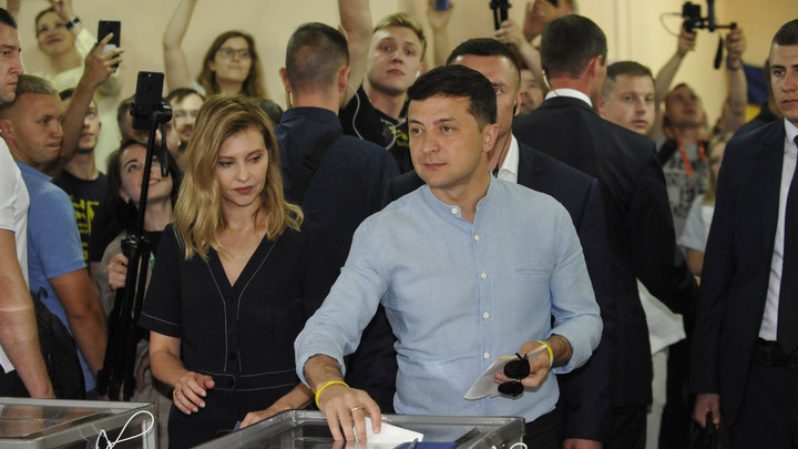 Просил Зеленский, а COVID-19 подтвердился у его жены. Один вопрос - где заразилась?