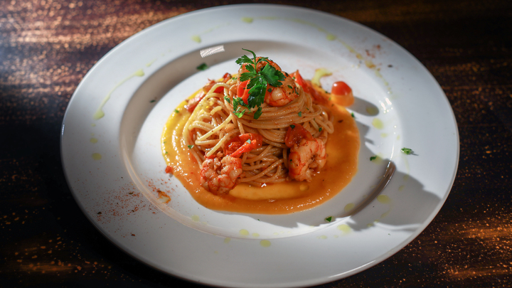 Мальчики это любят: Тиктокеры заставляют детей есть прямо со стола - без тарелок и вилок