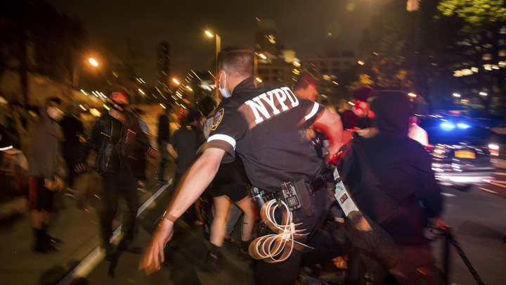 Протестующие нападают на полицию: В 25 городах США введён комендантский час