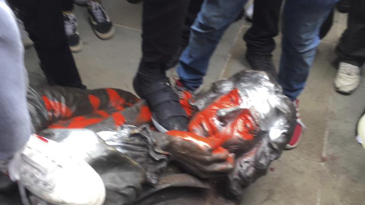 Британская полиция оробела перед протестующими, снесшими памятник работорговцу