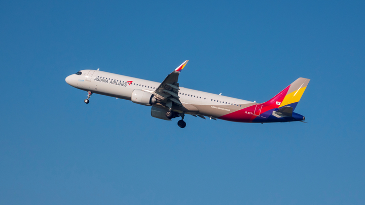 В самолёте открылась дверь прямо в воздухе: Пассажир снял видео, от которого потеют ладошки