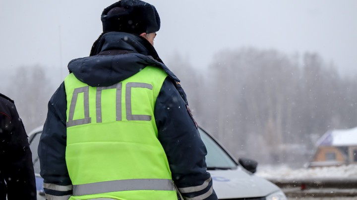 На МКАД грузовик смял под собой такси и влетел в разделительное ограждение: видео