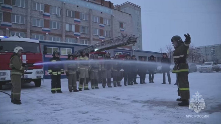 В Новокузнецке пожарные облили коллегу из пожарного шланга на морозе