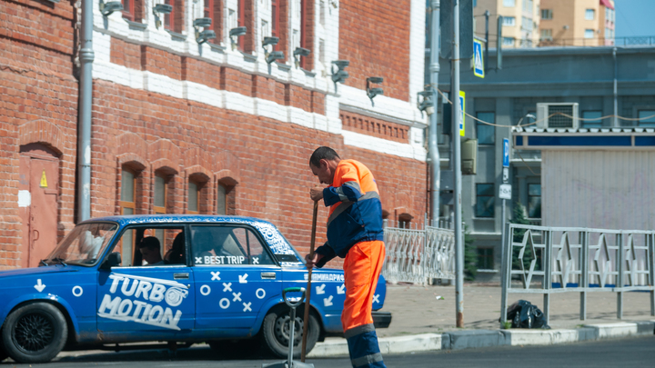 Чиновника застыдили из-за подарка отважному дворнику: Испанский стыд!