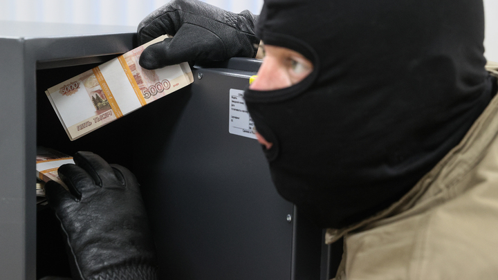 Дикий Восток: разбойник с пистолетом и гранатами ограбил банк на 13 миллионов