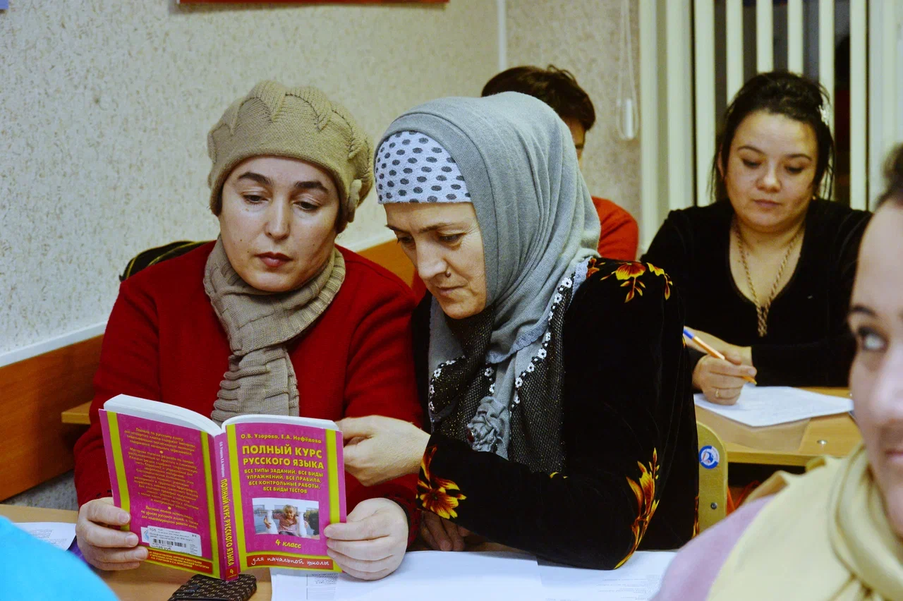 Рособрнадзор вынес предостережения: Под удар попали вузы, выдающие мигрантам сертификаты о знании русского языка