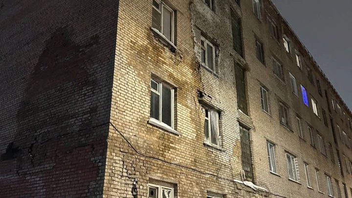 Жилой дом в городе Пересвет треснул и гниёт уже давно