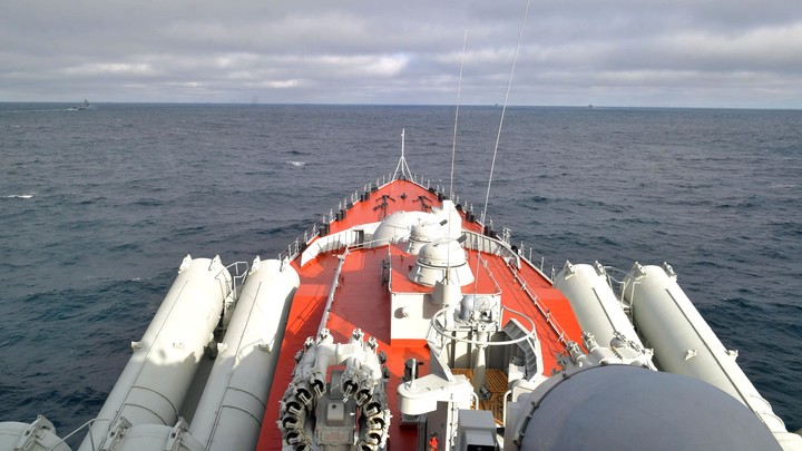Русские моряки следят за французским фрегатом Овернь с ракетным оружием