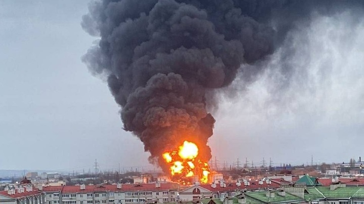 Неонацисты Украины обстреляли нефтебазу в ДНР — подробности происшествия