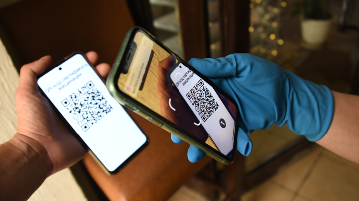 Новые работники в ресторанах России вызвали опасения: Значит, QR-коды скоро введут