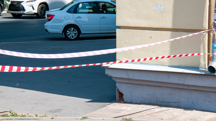 Бетонная плита насмерть придавила подростка в Красноярском крае