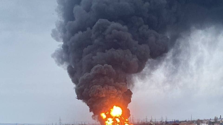 Чёрный дым над Донецком: ВСУ обстреляли ж/д вокзал