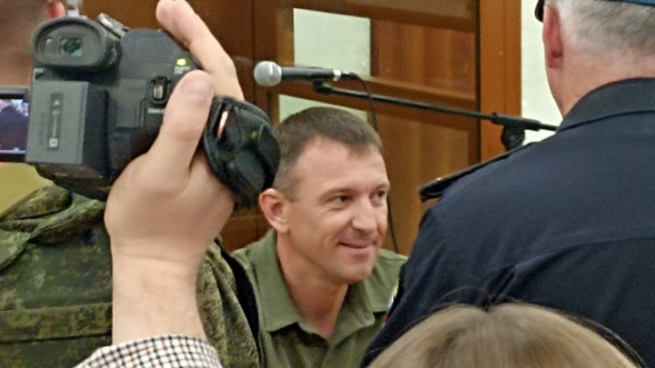 Наручники сняли, посадили за стекло: Что происходит в суде по делу генерала Попова