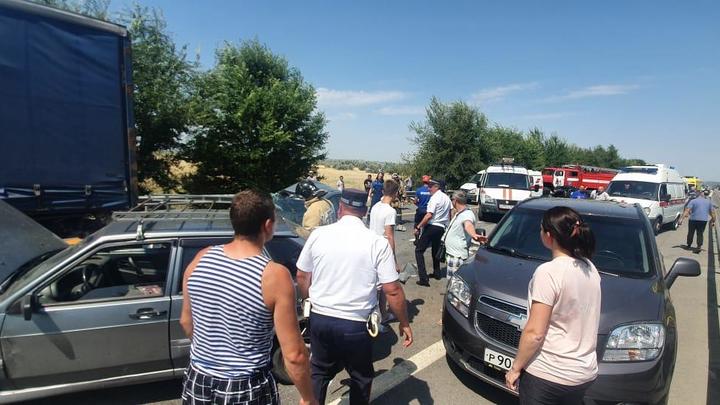 Появилось видео с места массовой аварии на трассе М-4 Дон в Ростовской области