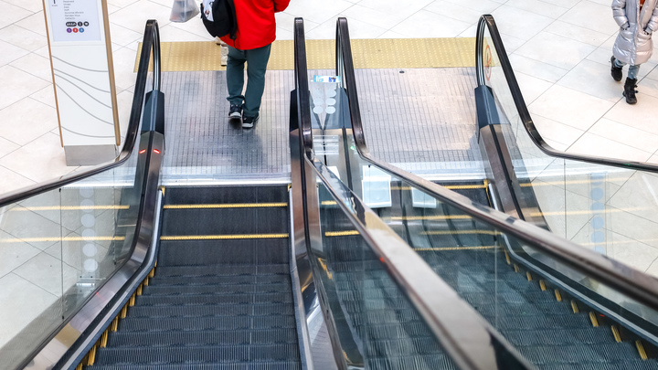 В эскалаторе екатеринбургского ТРЦ зажало голову мальчика