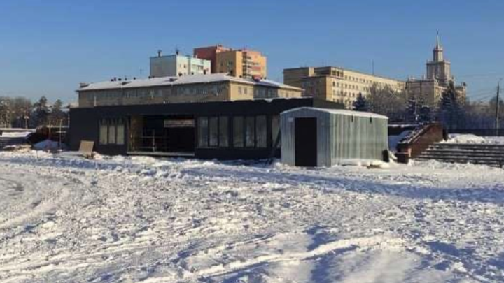 В Челябинске от памятника Курчатова уберут недостроенные павильоны