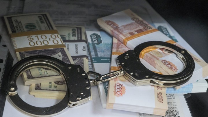 Подвела жадность: Майор-взяточник переплюнул полковника Захарченко своими сборами на пенсию