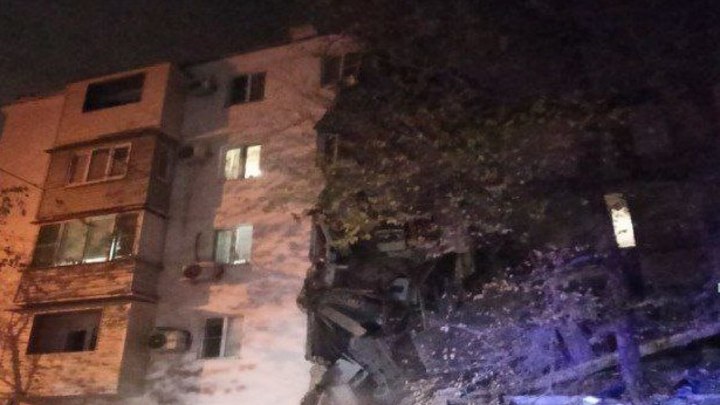В Астрахани рухнули два подъезда жилого дома. Какие причины обрушения