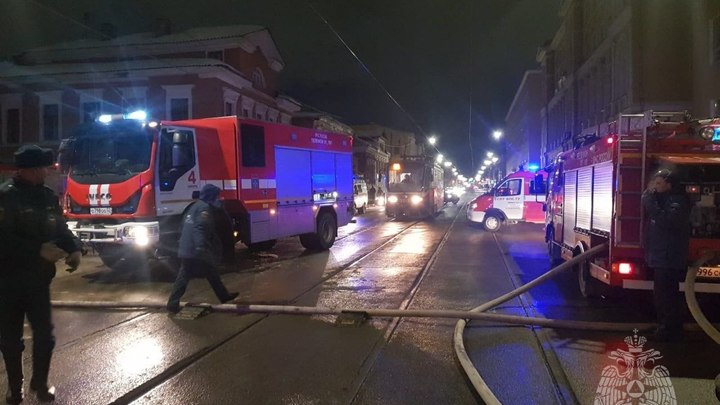 На Ильинке в Нижнем Новгороде пожарные ликвидировали открытое горение 153-летнего дома Котельникова