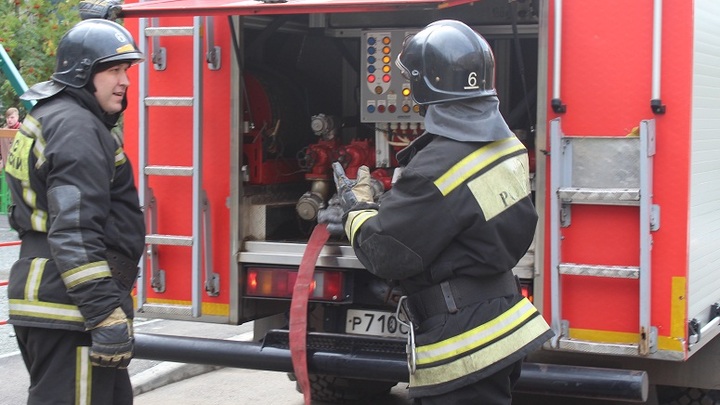 В Усть-Донецком районе загорелся продовольственный магазин