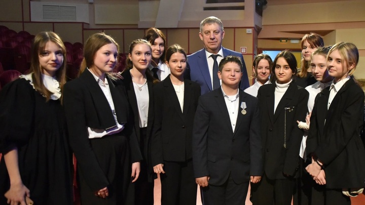 Мальчик Федя Симоненко из Брянской области получил медаль За отвагу из рук губернатора Богомаза