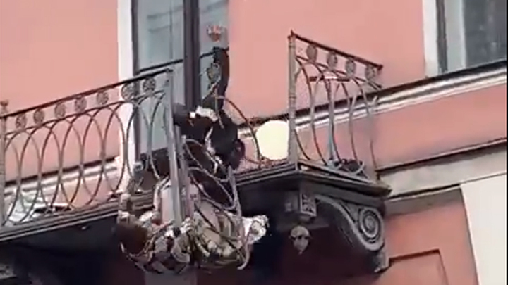 Упавшие с балкона в центре Петербурга супруги находятся в разных больницах