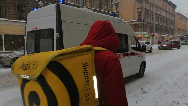 В Ленобласти дети спасали из сугроба доставщика еды, но оказалось зря