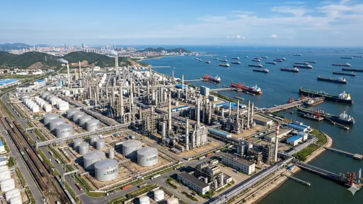 Bloomberg: Азия сокращает переработку нефти из-за закрытия Ормузского пролива