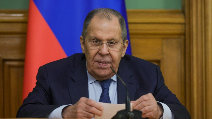 Скачки по верхам айсберга: Политолог Попов прокомментировал сообщения о пропавшем Лаврове