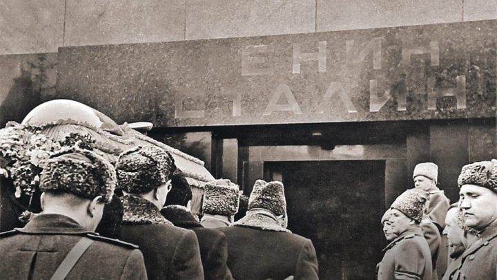 Тайна ночи: как выносили тело Сталина из Мавзолея и кто забил гвозди в его гроб