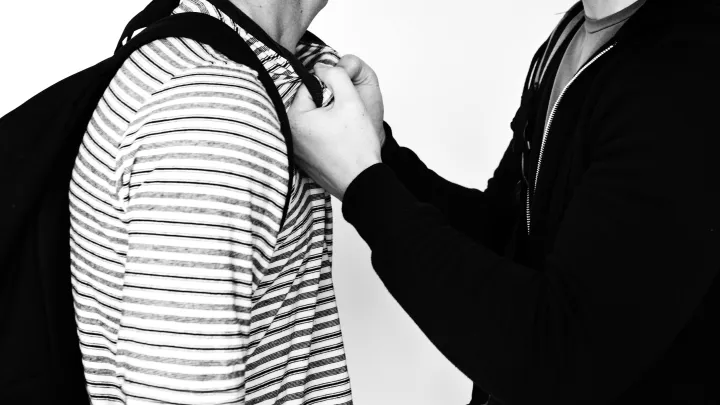 Достал биту и отправил в реанимацию: во Владивостоке 18-летний таксист-мигрант избил мужчину