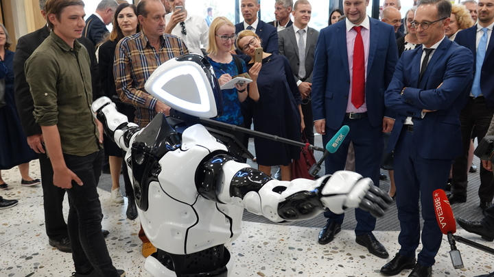 Пермский робот начал обучать школьников в ЯНАО