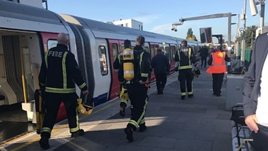 За секунду от смерти: В Лондоне пассажиры метро вытащили двух парней из-под поезда - видео За секунду от смерти: В Лондоне пассажиры метро вытащили двух парней из-под поезда - видео