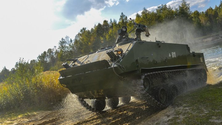 Переданные Украине американские бронетранспортёры намертво застряли в чернозёме Донбасса